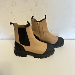 A New Day Chelsea Lug Sole Boots Beige Black Women’s Size 9 Zip Platform